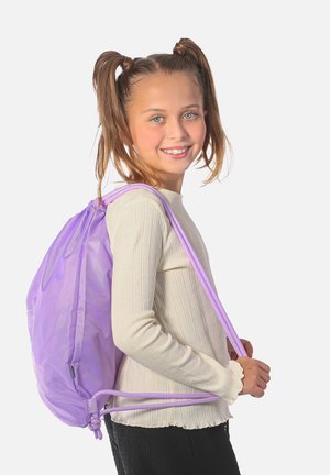 Lila Kordelzug-Rucksack aus leichtem Material, mit glatter Textur, verstellbaren Trägern und einem zugeschnürten Öffnung für den Zugriff.