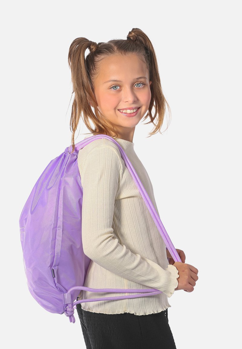 Fioletowy plecak z ściągaczem, wykonany z lekkiego materiału, o gładkiej fakturze, z regulowanymi ramiączkami i ściąganym otworem do łatwego dostępu.
