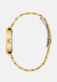 Kulta sävyinen metallikello, jossa on pyöreä kellotaulu, linkitetty ranneke ja pieni kruunu koristeena; sisältää sileitä pintoja ja kiillotettuja linkkejä.