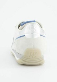 Bílo-šedá sportovní bota s svrchním materiálem z semiše, modrými akcenty, stříbrným krytem paty a texturovanou gumovou podešví s embosovaným logem.