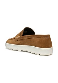 Scarpa slip-on in suede marrone con suola in gomma bianca, caratterizzata da accenti cuciti e una texture liscia, progettata per il comfort e la facilità d'uso.