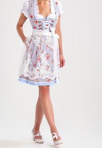 Robe dirndl traditionnelle avec corsage à motif floral, blouse blanche à manches bouffantes, tablier en dentelle et jupe bleu clair.