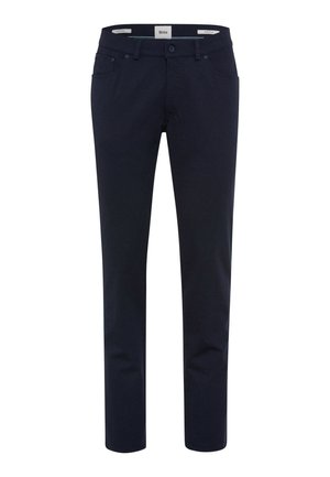 Marineblaue, eng anliegende Hose mit Gürtelschlaufen, vorderem Knopf, Reißverschluss und Fünf-Taschen-Design vor weißem Hintergrund.