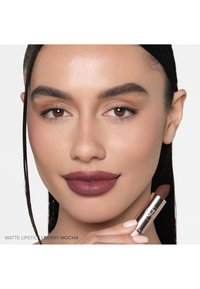 Matte lipstick in Berry Mocha, met een rijke, donkere mauve tint. De elegante metalen huls heeft een roségouden accent en een gladde textuur.