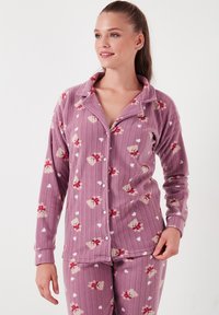 Švelnus, dryžuotas, purpurinis pižamos komplektas su mygtukų užsegimu ir kelnėmis. Puošia šventiška teddy bear ir širdžių raštas. Patogi, vilnonė medžiaga.