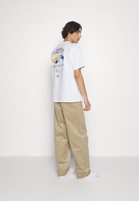 Nike Sportswear TREND PANT - Calças - khaki/team orange/khaki