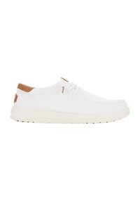 Scarpe da ginnastica bianche in tela con suola color crema chiaro, caratterizzate da un dettagli in pelle marrone sul tallone e un semplice design con lacci.