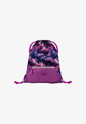 Plecak na sznurku z kolorowym wzorem chmur w odcieniach fioletu i różu, z jednolitą różową dolną częścią oraz zamykaną na zamek przednią kieszenią.