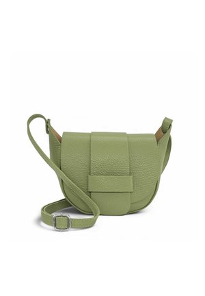Petit sac bandoulière en cuir vert avec sangle réglable et grande fermeture à rabat avant sur fond blanc.