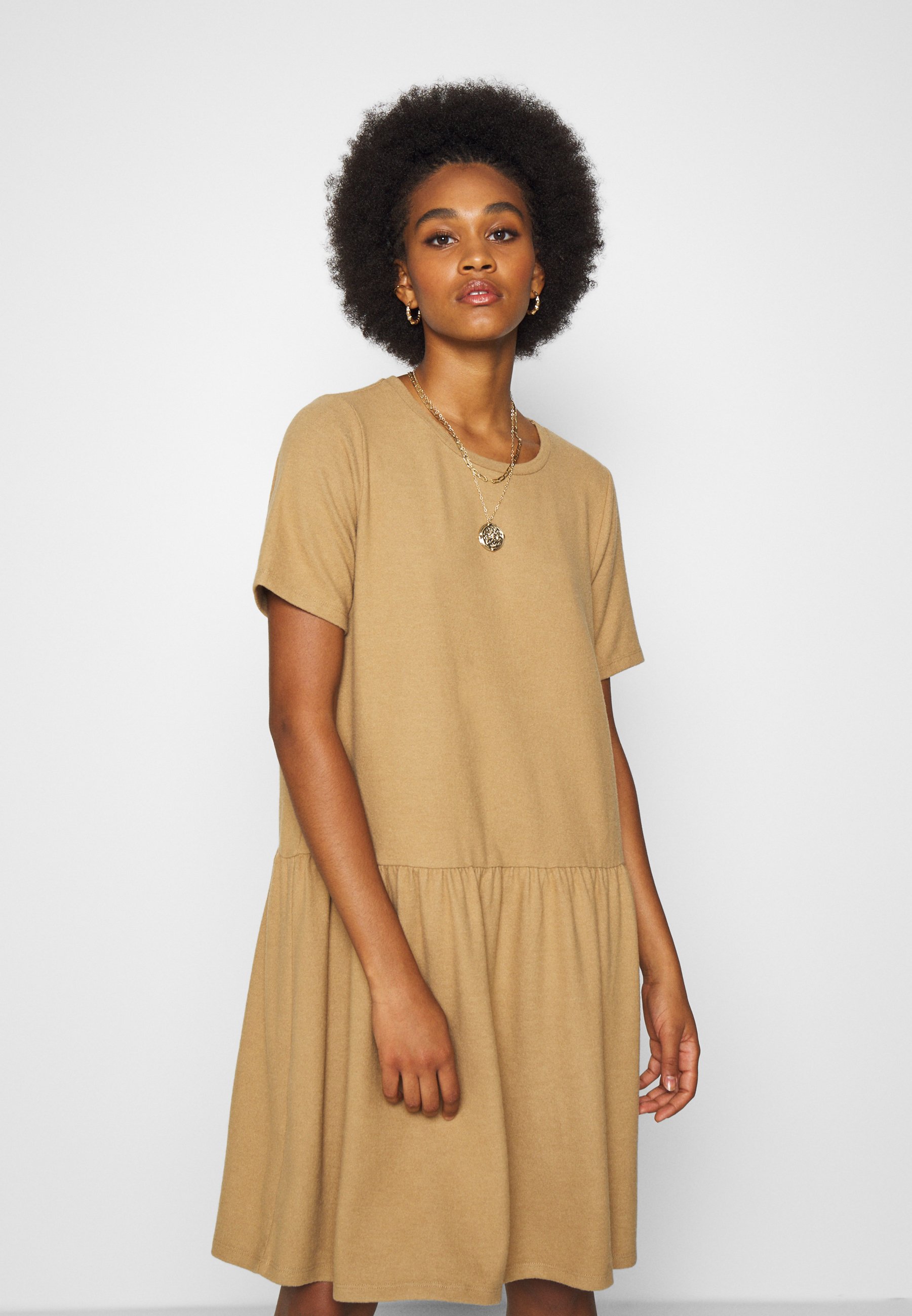 Noisy May NMJOSE LOOSE DRESS Strikket kjole tigers eye Noisy May NMKATJA LOOSE DRESS Kjole kalamatanavy