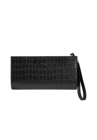 Borsa a polso nera realizzata in finta pelle di coccodrillo testurizzata. Presenta una forma rettangolare sottile e una tracolla per un facile trasporto.