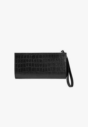 Pochette noire en simili-crocodile texturé. Elle présente une forme rectangulaire mince et une lanière pour un transport facile.