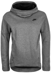 Grå hoodie gjord av mjukt tyg med hög krage, med en svart Nike-logotyp på bröstet och sidofickor.