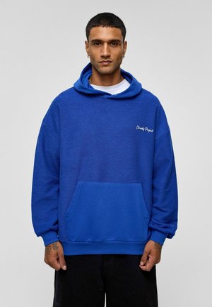 Blauwe hoodie met een gestructureerde afwerking, een voorzak en een capuchon met trekkoord. Kenmerkt een 'Eternity Project' merknaam in witte borduring.