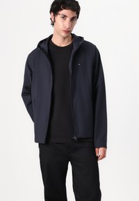 Tommy Hilfiger TECH HOODED JACKET - Chaqueta de entretiempo - desert sky