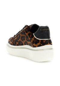 Adidași cu prindere joasă, cu imprimeu leopard maro și negru, talpă groasă albă, tab de călcâi negru și logo-ul auriu "CAFèNOIR JEANS" pe spate.