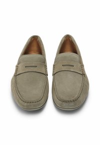 Suede loafers i lysegrå med rund tå, stikninger og en dekorativ rem over forfoden. Blød tekstur og klassisk design.
