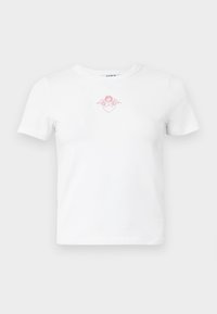 Λευκό βαμβακερό T-shirt με στρογγυλή λαιμόκοψη, κοντά μανίκια, με σχέδιο ροζ περίγραμμα μιας καρδιάς και φτερών αγγέλου στο στήθος.