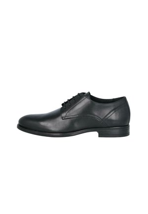 Zapato de vestir de hombre de cuero negro con cordones cerrados, puntera redonda y tacón bajo, mostrado de perfil sobre fondo blanco.