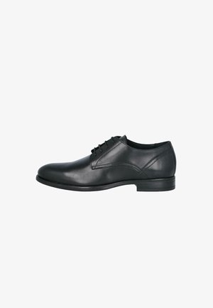 Zapato de vestir de hombre de cuero negro con cordones cerrados, puntera redonda y tacón bajo, mostrado de perfil sobre fondo blanco.