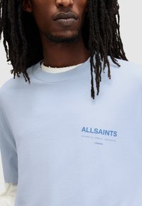 AllSaints ACCESS CREW - Apdrukāts T-krekls - bethel blue