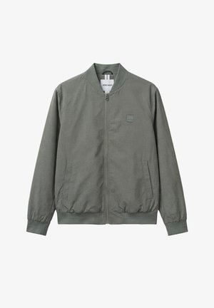 Chaqueta bomber verde con cremallera, cuello, puños y dobladillo acanalados, dos bolsillos delanteros y un pequeño logo en relieve en el pecho izquierdo.