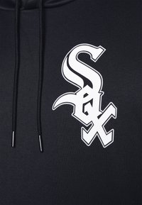 Sweat à capuche noir avec logo blanc des Chicago White Sox et cordons noirs aux embouts argentés.