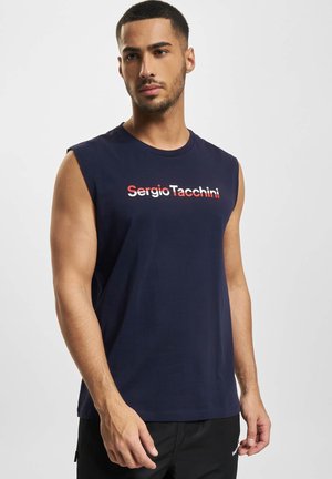 Marineblå ermeløs t-skjorte i bomull med rund hals, prydet med hvit og rød "Sergio Tacchini"-logo på forsiden. Jevn tekstur.