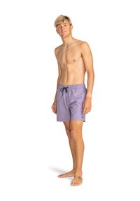 Pantaloni da bagno viola realizzati in tessuto leggero, con una vita elastica dotata di cordoncino e un piccolo logo di lato.