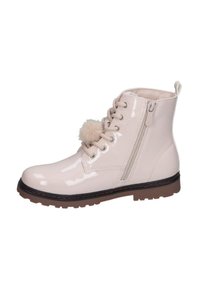 Botín de charol rosa con punta redonda, cordones en la parte delantera, cremallera lateral y un acento de pom-pom. Suela de goma marrón gruesa con relieve.