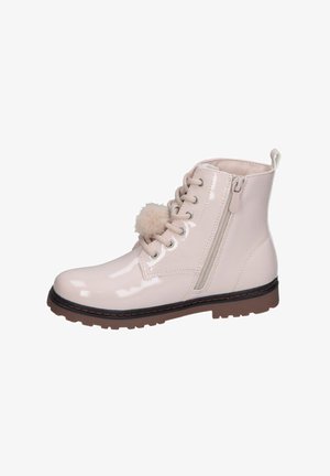Botín de charol rosa con punta redonda, cordones en la parte delantera, cremallera lateral y un acento de pom-pom. Suela de goma marrón gruesa con relieve.