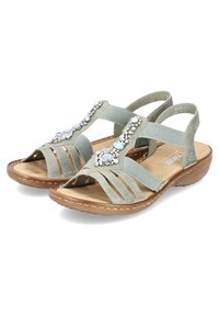 Lichtgroene sandalen met een zachte suède textuur, open teen ontwerp en decoratieve strass-steentjes over de banden. Bruine rubberen zool.