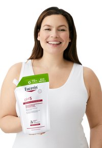 Eucerin pH5 Eco-Nachfüllbeutel, weiß mit grünem Etikett, präsentiert die Produktdetails deutlich. Glatte Textur, 75 % weniger Plastik-Anzeige sichtbar.