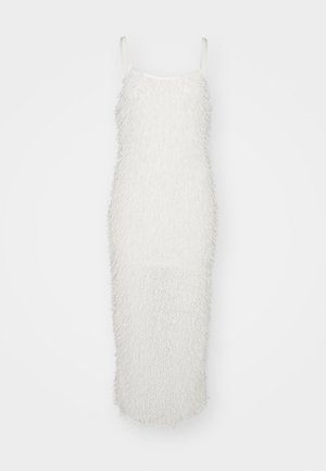 Robe blanche à bretelles spaghetti, avec une surface texturée et duveteuse. Silhouette ajustée, design mi-long, style minimaliste.