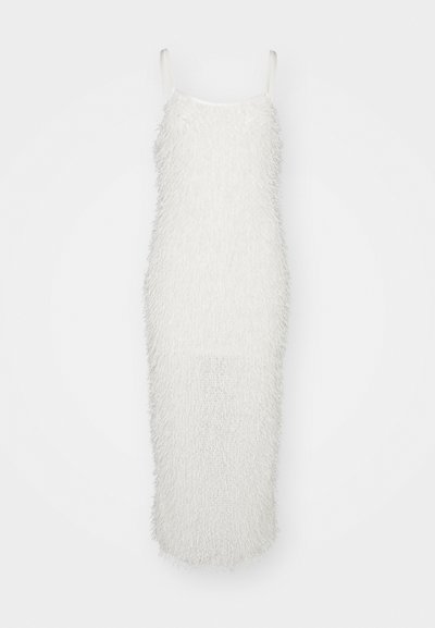 Λευκό φόρεμα με λεπτές τιράντες, με υφή που μοιάζει με απαλό βελούδο. Στενή σιλουέτα, με μεσαίου μήκους σχέδιο, μινιμαλιστικό στυλ.