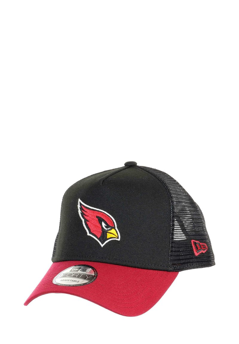 Schwarze und rote Baseballmütze mit Mesh-Rücken, ausgestattet mit einem gestickten Kardinal-Logo auf der Vorderseite und einem gebogenen Schirm.