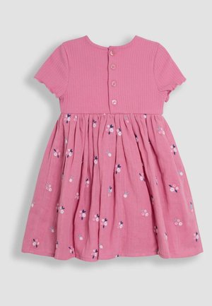 Vaaleanpunainen puuvillamekko ribbipolylistalla, lyhyet hihat ja kellotettu hame, jossa on kukkakirjontaa ja kolme nappia takana.