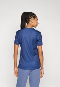 Marinblå atletisk t-shirt med korta ärmar, slät yta, rund hals och subtila mesh-detaljer vid axlarna.