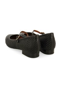 Bailarinas de cuero trenzado negro con tacón bajo y delicada correa al tobillo con hebilla dorada. Forro interior suave y diseño de punta redonda.