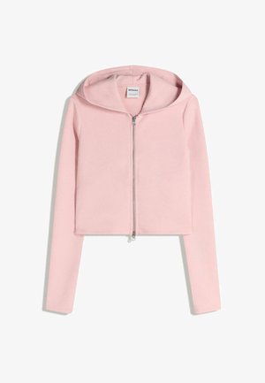 Korte roze hoodie van zachte stof met lange mouwen en een ritssluiting aan de voorkant. Heeft een brede capuchon en een eenvoudig ontwerp zonder patronen.