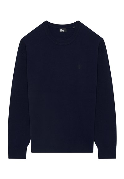 Marineblauwe trui van zacht materiaal, met een ronde halslijn, lange mouwen en subtiele logo-detail op de borst.