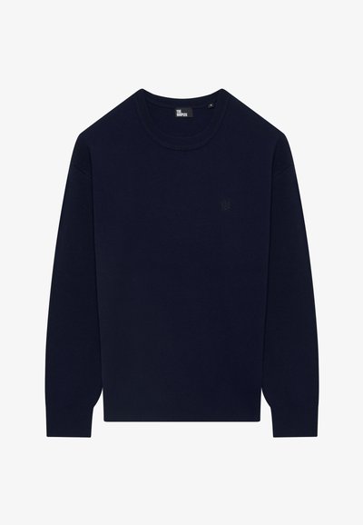 Marineblauwe trui van zacht materiaal, met een ronde halslijn, lange mouwen en subtiele logo-detail op de borst.