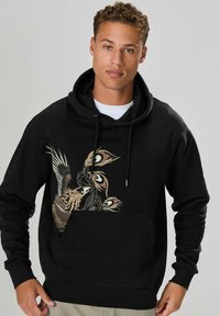 Hanorac negru cu buzunar frontal, având broderii intricate cu păsări multicolore, glugă cu șnur și manșete ribbed.