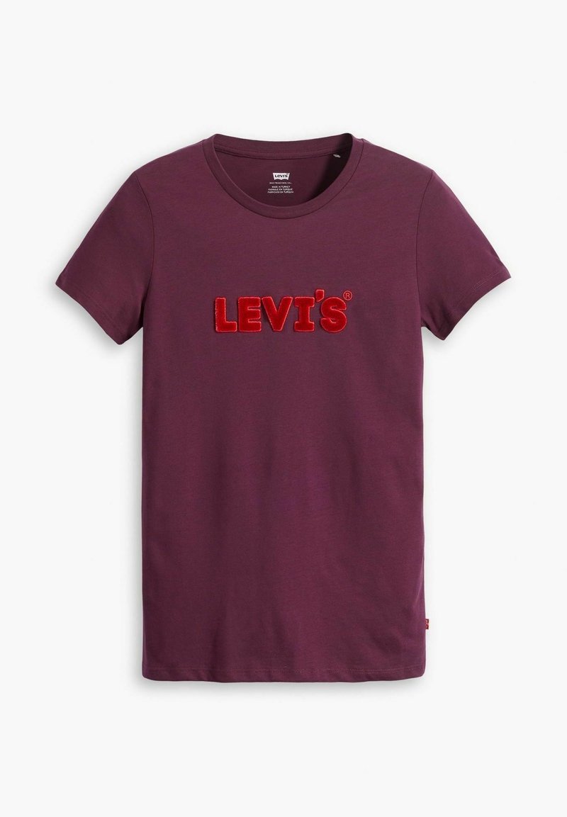 Fioletowa koszulka Levi's z krótkim rękawem z czerwonym, teksturowanym logo umieszczonym na środku klatki piersiowej, okrągłym dekoltem i małą czerwoną metką na lewym szwie.