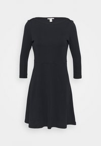 Robe noire longueur genoux avec manches trois-quarts et encolure ronde sur fond blanc uni.