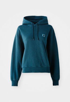 Tirkizna dukserica s kapuljačom, izrađena od meke tkanine, sa vezicom za podešavanje kapuljače, rebrastim manžetama i donjim rubom, te malim logotipom na prsima.