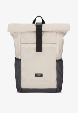 Rulle-top rygsæk i beige og mørkegrå med en sort rem lukning. Fremstillet af holdbart materiale med en sidelomme og mærkeetiket.