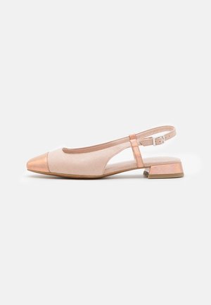 Zapato slingback de ante beige con punta metálica en color oro rosa y un tacón bajo; cuenta con una correa ajustable y un lateral cortado.