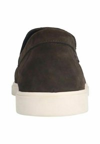 Bruine suede instappers met een witte rubberen zool, voorzien van een ronde neus en minimale stikdetails op de bovenkant.