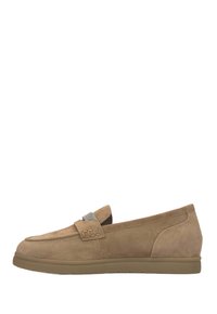 Braune Wildleder Slipper mit einem strukturierten Akzentriemen, niedrigem Profil und Gummisohle. Einfaches, rundes Zehenformat, bequeme Passform.
